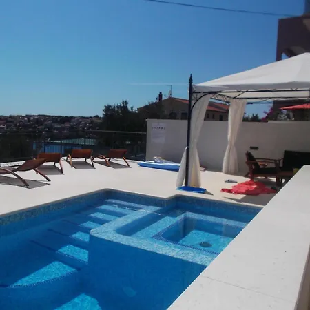 Helle Mit Sonnenbalkon Mit Meerblick * Trogir